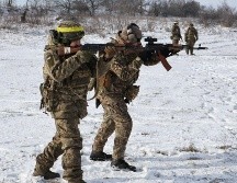 Funcionarios rusos, ucranianos y estadounidenses dialogarán hoy en los Emiratos Árabes Unidos en otro intento por llegar a un acuerdo de paz. AP/Servicio de Prensa de la 65ta Brigada Mecanizada de Ucrania