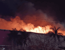 El siniestro comenzó sobre la 01:00 de la madrugada en las instalaciones de la empresa, localizada en Matamoros, Tamaulipas. SUN/ESPECIAL
