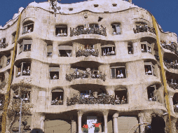 Con guion de Jordi Folck e ilustrado por Ximena Maier, el libro acerca a los más pequeños la figura de Antoni Gaudí (1852-1926). AFP/ARCHIVO