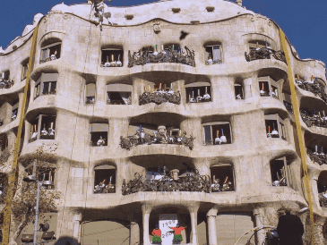 Con guion de Jordi Folck e ilustrado por Ximena Maier, el libro acerca a los más pequeños la figura de Antoni Gaudí (1852-1926). AFP/ARCHIVO