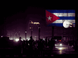 Los prolongados apagones diarios lastran la economía en Cuba, que se ha contraído más de un 15% desde 2020, según cifras oficiales. Además, han sido el detonante de las principales protestas de los últimos años. EFE / ARCHIVO