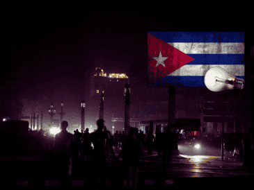 Los prolongados apagones diarios lastran la economía en Cuba, que se ha contraído más de un 15% desde 2020, según cifras oficiales. Además, han sido el detonante de las principales protestas de los últimos años. EFE / ARCHIVO