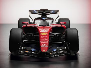 En cuanto a la estética, una de las características más notables es el retorno a la pintura con acabado brillante, reemplazando el mate utilizado durante las últimas siete temporadas. EFE / Scuderia Ferrari Press Office
