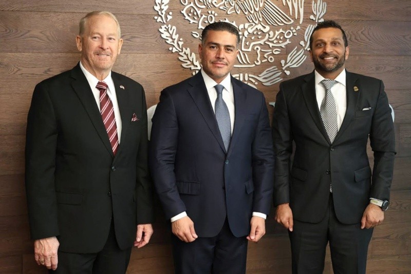  Fotografía cedida por la Secretaria de Seguridad y Protección Ciudadana, que muestra a su secretario, Omar García Harfuch (c), acompañado del director del Buró Federal de Investigaciones (FBI) de Estados Unidos, Kash Patel (d), y del embajador de Estados Unidos en Mexico, Ronald Johnson,posando luego de una reunión de trabajo este viernes, en Ciudad de Mexico (Mexico). Harfuch informó que recibió la visita de Patel para fortalecer la coordinación y el intercambio de información en medio de las presiones de Washington para que Mexico refuerce el combate contra el narcotráfico. EFE/ Secretaria de Seguridad y Protección Ciudadana
