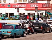 Las filas en los servicentros de la Habana se petrifican ante el desabasto de combustible tras la caída de Maduro. EFE/ Ernesto Mastrascusa