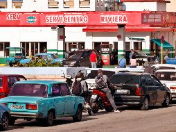 Las filas en los servicentros de la Habana se petrifican ante el desabasto de combustible tras la caída de Maduro. EFE/ Ernesto Mastrascusa