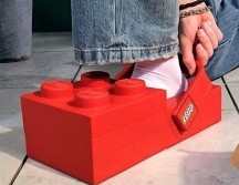 El diseño destaca por su estética llamativa y divertida, evocando la forma y el espíritu de los bloques Lego. CROCS