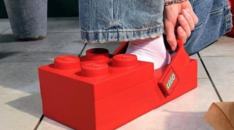 El diseño destaca por su estética llamativa y divertida, evocando la forma y el espíritu de los bloques Lego. CROCS