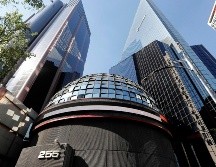 En la jornada, el tipo de cambio registró una apreciación del 0.64 % con un nivel de 17.37 pesos por dólar, luego de mantenerse dos sesiones consecutivas en 17.48, según datos del Banco de México. EFE / ARCHIVO