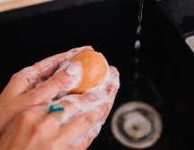 Lavar el huevo elimina la capa protectora natural de aceite mineral que impide que las bacterias pasen del exterior de la cáscara al interior. ESPECIAL / CANVA