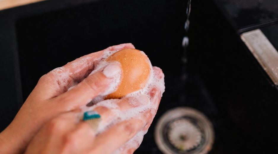 Lavar el huevo elimina la capa protectora natural de aceite mineral que impide que las bacterias pasen del exterior de la cáscara al interior. ESPECIAL / CANVA
