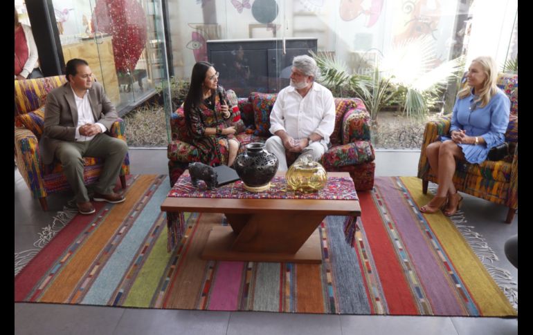 Tlaquepaque entregó una figura de colibrí de vidrio soplado, simbolizando esperanza, por su parte, Springfield obsequió chocolates elaborados por empresas locales. CORTESÍA