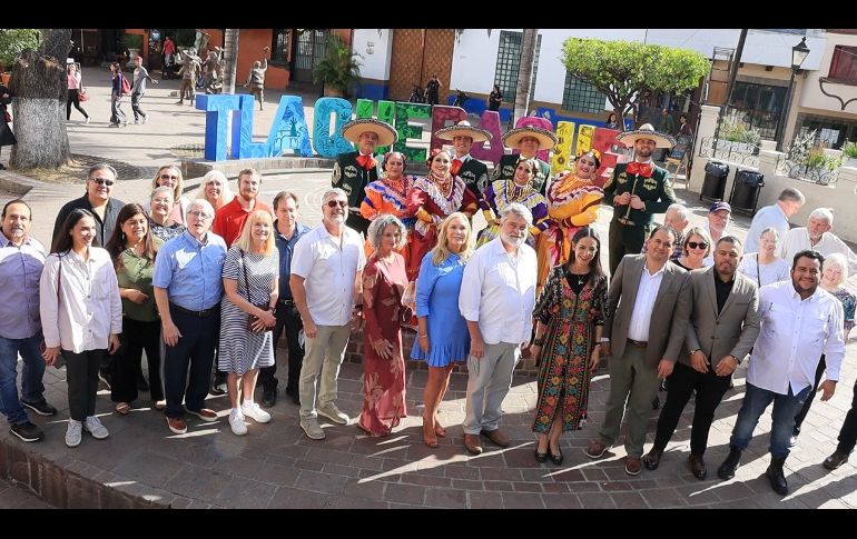 Tlaquepaque entregó una figura de colibrí de vidrio soplado, simbolizando esperanza, por su parte, Springfield obsequió chocolates elaborados por empresas locales. CORTESÍA