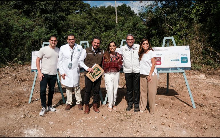 La gobernadora junto con el director general del IMSS, visitaron el predio donde se construirá la nueva Unidad. FACEBOOK/Coordinación General de Comunicación de Quintana Roo