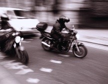 La medida ha generado molestia entre motociclistas, quienes denuncian una vulneración a los derechos al trabajo y al libre tránsito. ESPECIAL / CANVA