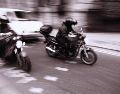 La medida ha generado molestia entre motociclistas, quienes denuncian una vulneración a los derechos al trabajo y al libre tránsito. ESPECIAL / CANVA