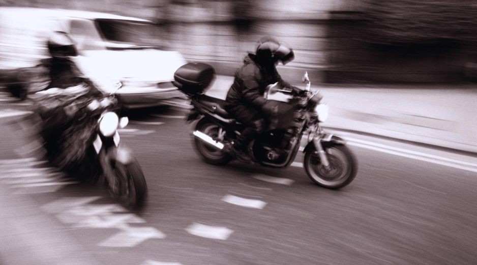 La medida ha generado molestia entre motociclistas, quienes denuncian una vulneración a los derechos al trabajo y al libre tránsito. ESPECIAL / CANVA