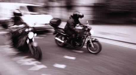 La medida ha generado molestia entre motociclistas, quienes denuncian una vulneración a los derechos al trabajo y al libre tránsito. ESPECIAL / CANVA