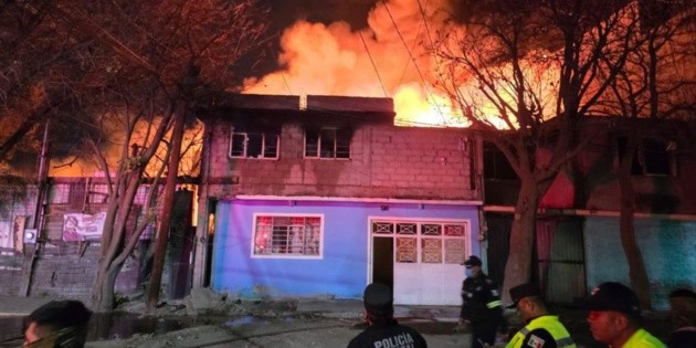 Incendio en f&aacute;brica en Ecatepec motiva evacuaci&oacute;n de vecinos