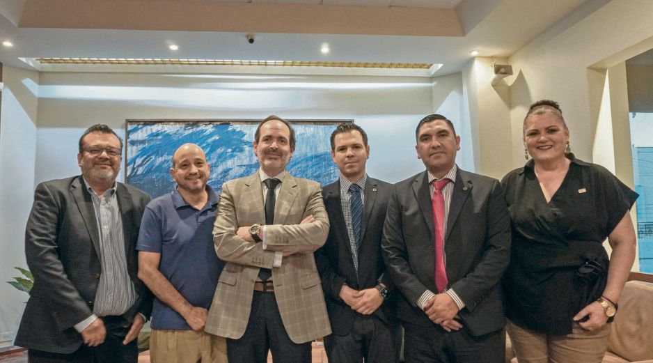 El secretario Ricardo Barbosa (centro) asegura que la atención laboral pública es ahora más barata y eficaz. EL INFORMADOR/A. Navarro