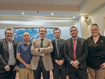 El secretario Ricardo Barbosa (centro) asegura que la atención laboral pública es ahora más barata y eficaz. EL INFORMADOR/A. Navarro