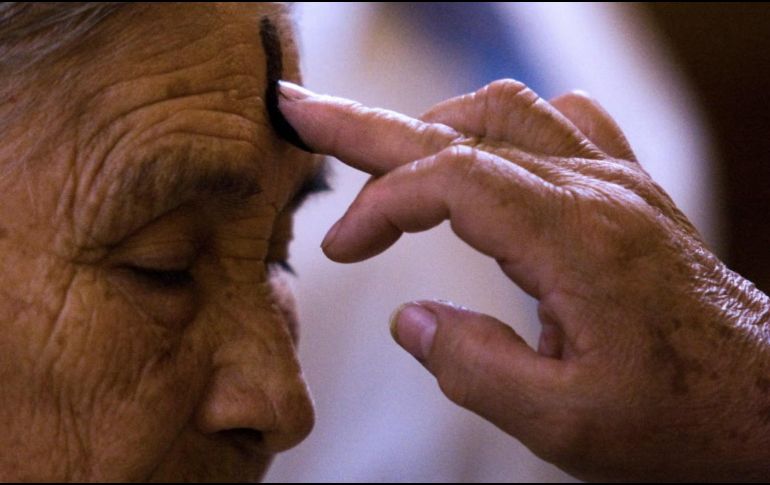 El Miércoles de Ceniza es una jornada de gran relevancia donde miles de fieles acuden a las iglesias para recibir la ceniza en la frente. AFP / ARCHIVO