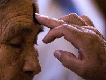 El Miércoles de Ceniza es una jornada de gran relevancia donde miles de fieles acuden a las iglesias para recibir la ceniza en la frente. AFP / ARCHIVO