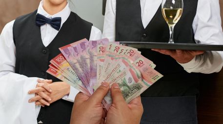 En México, los días feriados son de descanso obligatorio, pero si un patrón requiere que sus empleados presten servicios en estas fechas, la ley establece una compensación económica específica. ESPECIAL / CANVA