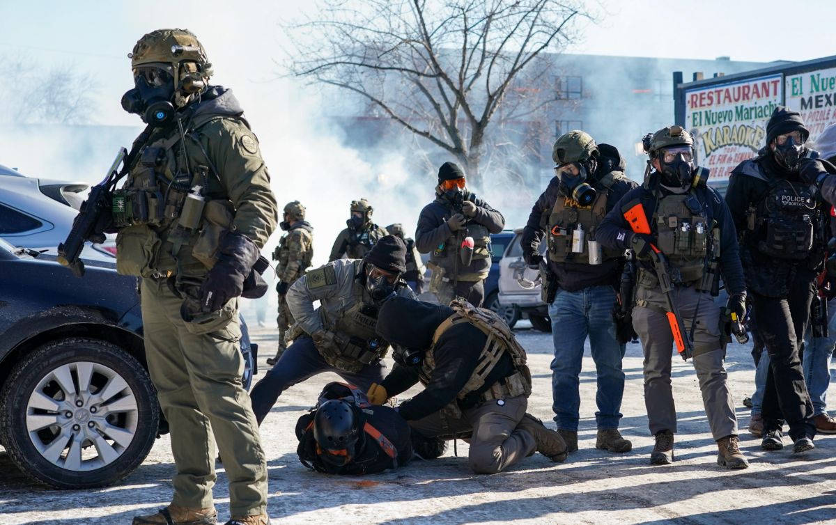 Videos muestran a hombre muerto a manos de ICE defendiendo a civiles en Minneapolis | El Informador