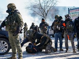 Grabaciones difundidas muestran cómo un hombre intenta proteger a civiles durante un operativo de ICE en Mineápolis, antes de ser atacado por agentes. EFE/C. Lassig