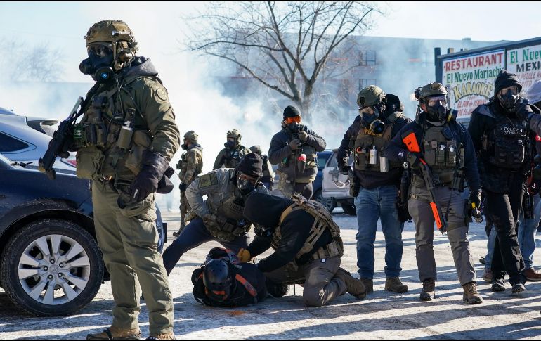 Grabaciones difundidas muestran cómo un hombre intenta proteger a civiles durante un operativo de ICE en Mineápolis, antes de ser atacado por agentes. EFE/C. Lassig