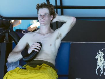 La acción se detuvo cuando Sinner perdía 1-3 en el tercer set; allí, la organización aplicó la regla de calor del torneo. Desde su regreso al court, el italiano dio vuelta el score, con lo que sobrevoló una sensación de favoritismo en beneficio del campeón de las dos últimas citas. AFP/D. Gray