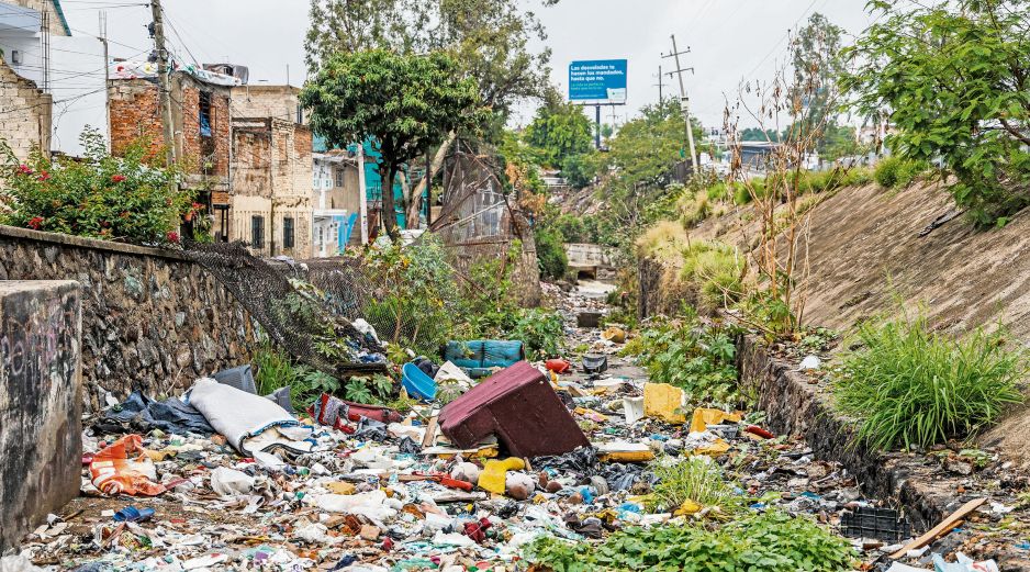 El río Atemajac presenta acumulación de basura y residuos de gran tamaño que obstruyen alcantarillas; entre muebles, electrodomésticos y desechos orgánicos, estos tapones contribuyen al riesgo de inundaciones en la zona. EL INFORMADOR/A. Navarro