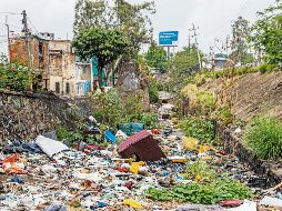 El río Atemajac presenta acumulación de basura y residuos de gran tamaño que obstruyen alcantarillas; entre muebles, electrodomésticos y desechos orgánicos, estos tapones contribuyen al riesgo de inundaciones en la zona. EL INFORMADOR/A. Navarro