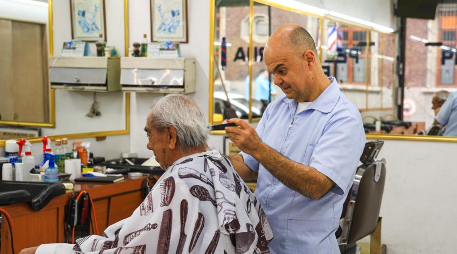 Entre tijeras, navajas y memorias: los barberos desafían a la modernidad