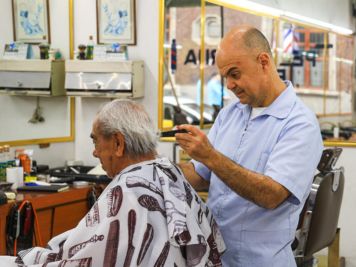 Entre tijeras, navajas y memorias: los barberos desafían a la modernidad