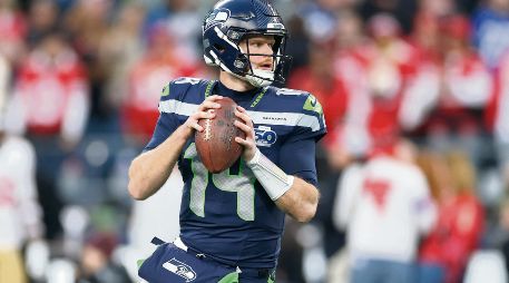 Las molestias de Sam Darnold serán clave ante una defensiva de Los Ángeles que necesita presionarlo para inclinar la balanza a su favor. AFP