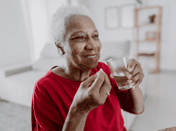 La mayor rapidez de las pastillas sublinguales frente a las cápsulas normales se debe a su absorción directa en la sangre, evitando el sistema digestivo y el metabolismo hepático inicial. CANVA