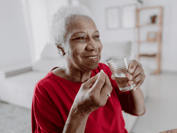 La mayor rapidez de las pastillas sublinguales frente a las cápsulas normales se debe a su absorción directa en la sangre, evitando el sistema digestivo y el metabolismo hepático inicial. CANVA