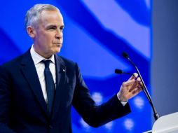 En su alocución en Davos, Carney afirmó que las potencias medias deben trabajar juntas para resistir el acoso y la coerción económica de las grandes potencias. EFE/G. Ehrenzeller