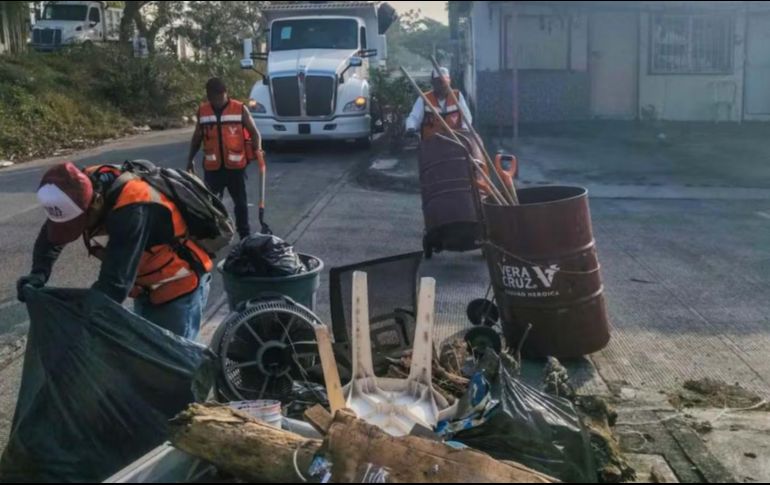 Casi 150 toneladas de residuos, desde muebles, electrodomésticos, llantas y madera, fueron retirados hoy de las calles del puerto de Veracruz. ESPECIAL