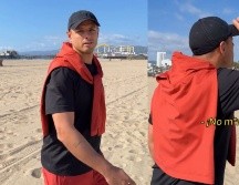 Javier Hernández se mofó del balón que mandó por encima de la cabaña de Andrés Gudiño. ESPECIAL.