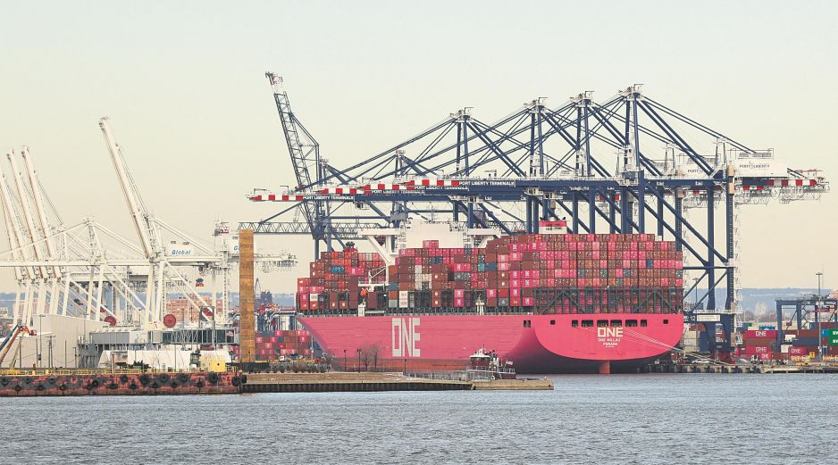 Buques de carga y contenedores en el puerto de Jersey City, en Nueva Jersey, reflejan la intensa integración comercial entre Estados Unidos y México, en el contexto de la próxima revisión del T-MEC. AFP