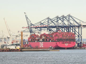 Buques de carga y contenedores en el puerto de Jersey City, en Nueva Jersey, reflejan la intensa integración comercial entre Estados Unidos y México, en el contexto de la próxima revisión del T-MEC. AFP