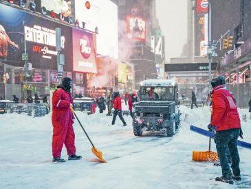 Las calles y avenidas de las grandes ciudades han quedado cubiertas de blanco por las intensas nevadas. EFE
