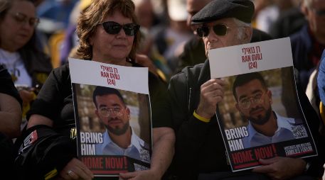 Personas sostienen carteles con la foto de Ran Gvili, quien murió cuando enfrentaba a milicianos de Hamás durante el ataque del 7 de octubre de 2023. AP/L. Correa