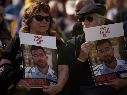 Personas sostienen carteles con la foto de Ran Gvili, quien murió cuando enfrentaba a milicianos de Hamás durante el ataque del 7 de octubre de 2023. AP/L. Correa
