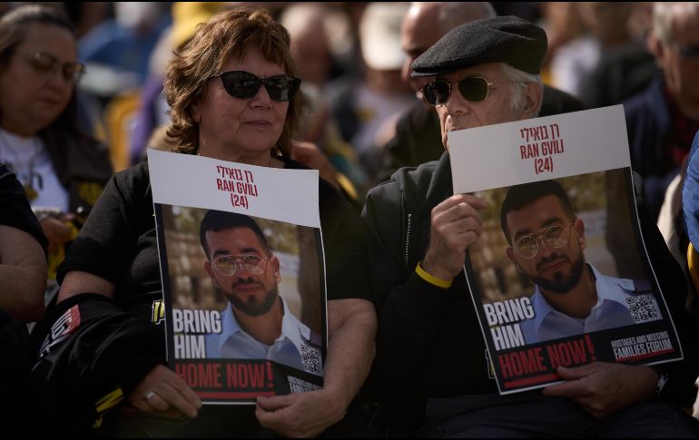 Personas sostienen carteles con la foto de Ran Gvili, quien murió cuando enfrentaba a milicianos de Hamás durante el ataque del 7 de octubre de 2023. AP/L. Correa