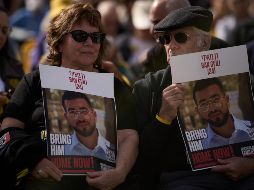Personas sostienen carteles con la foto de Ran Gvili, quien murió cuando enfrentaba a milicianos de Hamás durante el ataque del 7 de octubre de 2023. AP/L. Correa