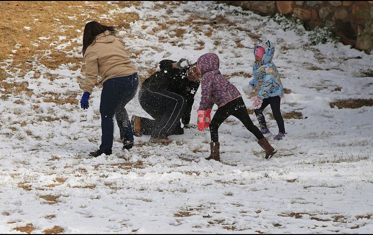 La nevada ocurre en el marco de una tormenta invernal que afecta amplias zonas del sur de Estados Unidos. EFE/L. Torres